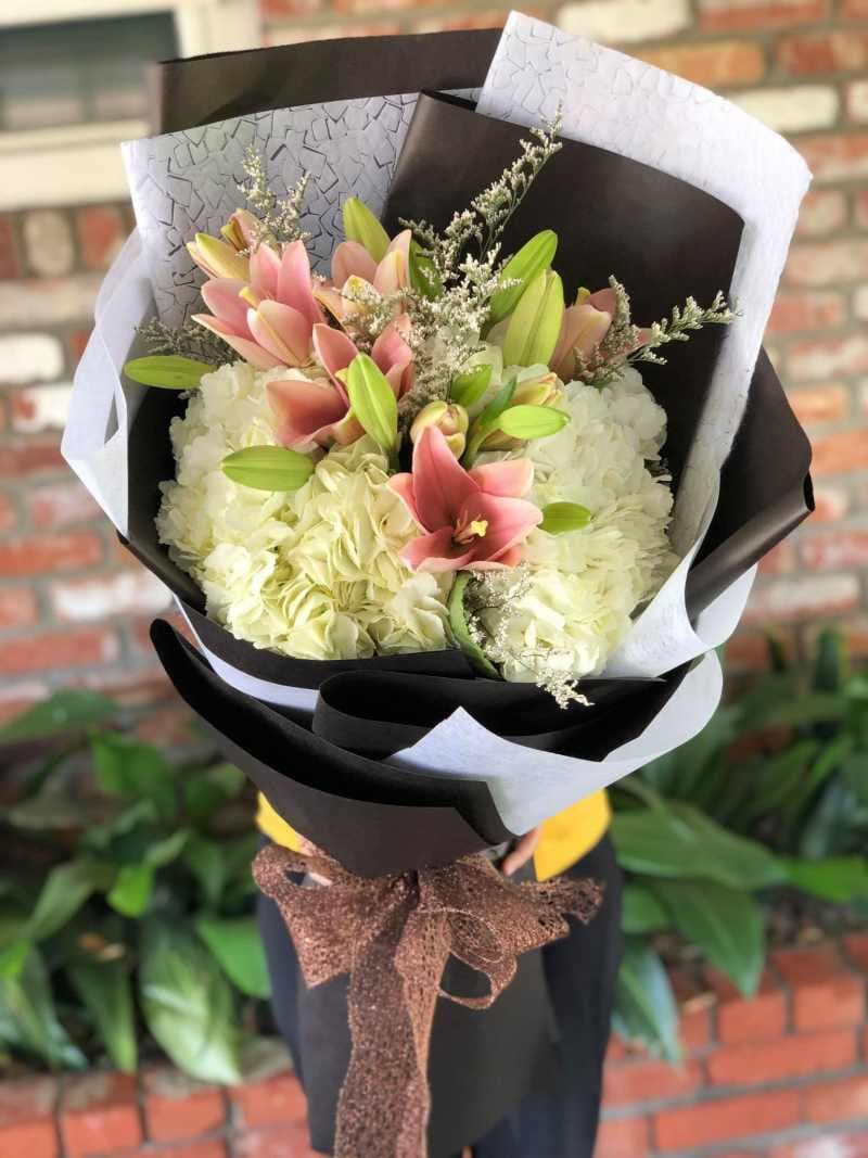 Hydrangea w/ lilies Bouquet Wrap