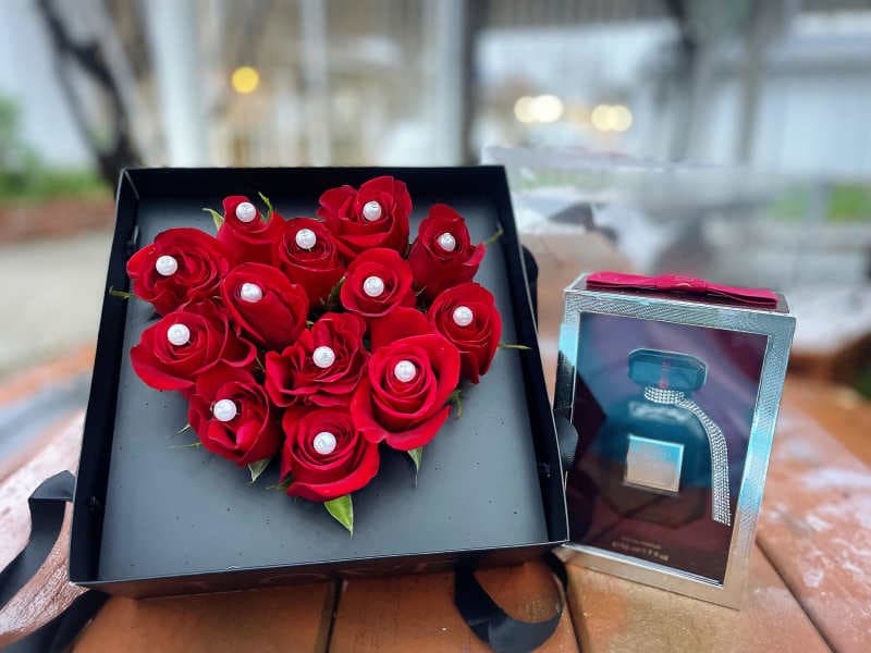 Red Roses and Pearls Gift Box Combo